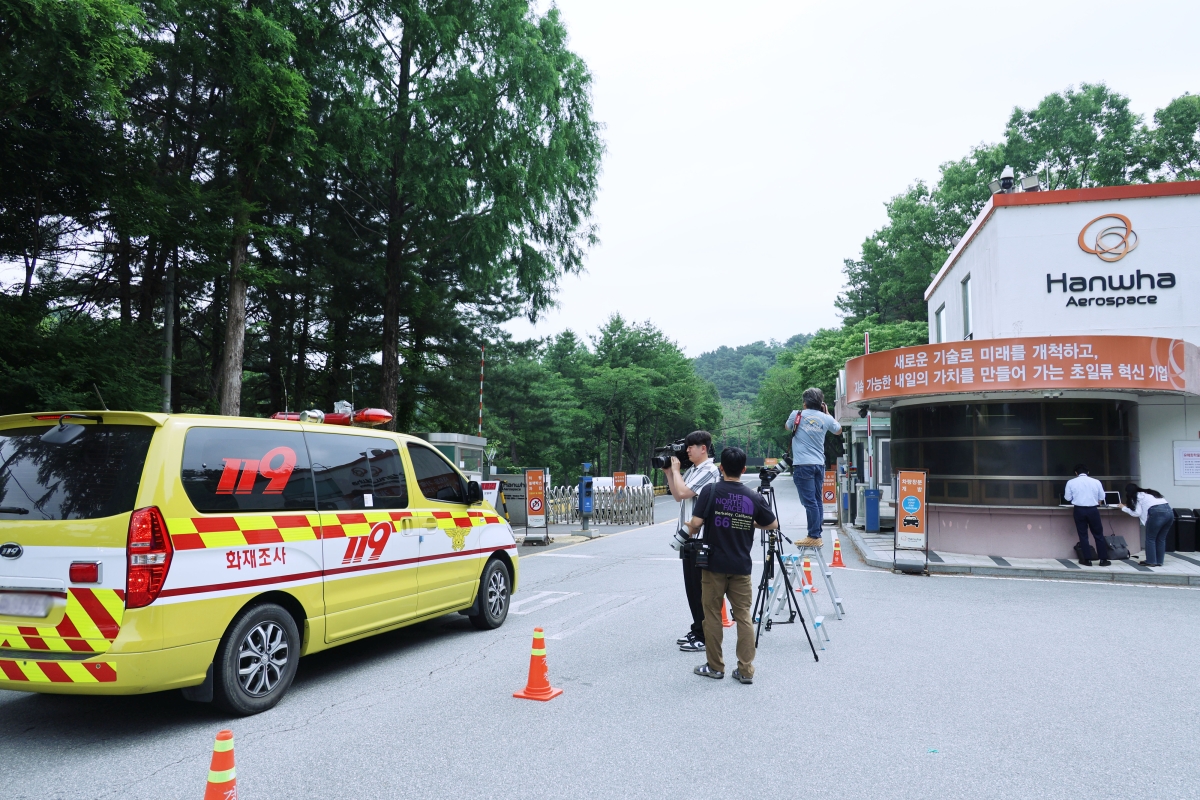 2일 대전 유성구 외삼동 한화에어로스페이스 대전사업장 안으로 소방 차량이 들어가고 있다. 전날 사상자 7명이 발생한 폭발 사고의 원인을 규명하기 위한 경찰·소방 등 관계기관 합동 감식이 이날 진행된다. 2026.6.2. 연합뉴스