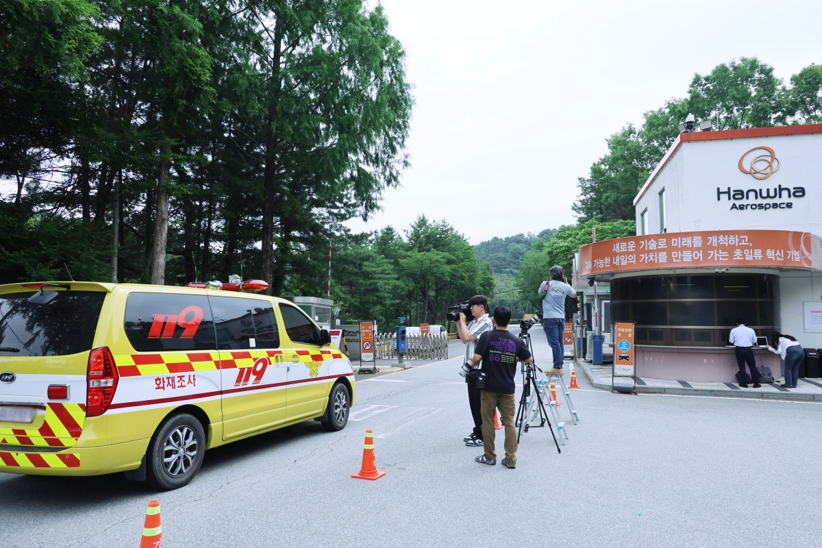2일 대전 유성구 외삼동 한화에어로스페이스 대전사업장 안으로 소방 차량이 들어가고 있다. 전날 사상자 7명이 발생한 폭발 사고의 원인을 규명하기 위한 경찰·소방 등 관계기관 합동 감식이 이날 진행된다. 2026.6.2. 연합뉴스