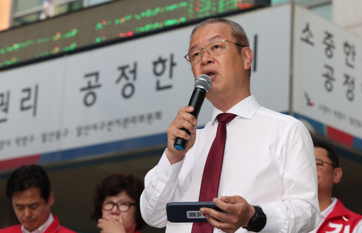 정문식 국민의힘 고양정 당협위원장이 2일 오후 일산서구선관위 앞에서 동료 당직자들과 삭발 후 투표참관인 256명에 대한 접수 처리를 촉구하고 있다.