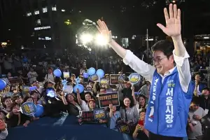 시민들에게 인사하는 정원오