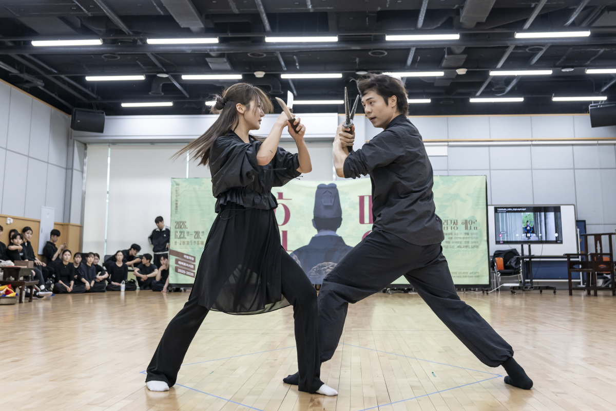 서울 국립극장 뜰아래연습장에서 김수인(오른쪽)과 김우정(왼쪽)이 국립창극단 신작 ‘효명’의 한 장면을 연습하고 있다. 궁중정재(조선시대 궁중 의식에서 공연되던 무용)를 정비하고 악무(樂舞)를 창작한 효명세자를 조명한 ‘효명’에는 창극단, 국립무용단 청년단원, 현대무용단 무용수 등 60여명이 참여해 춘앵전, 가인전목단, 검기무 등 궁중무용과 현대무용을 접목한 연희를 펼친다. 국립극장 제공