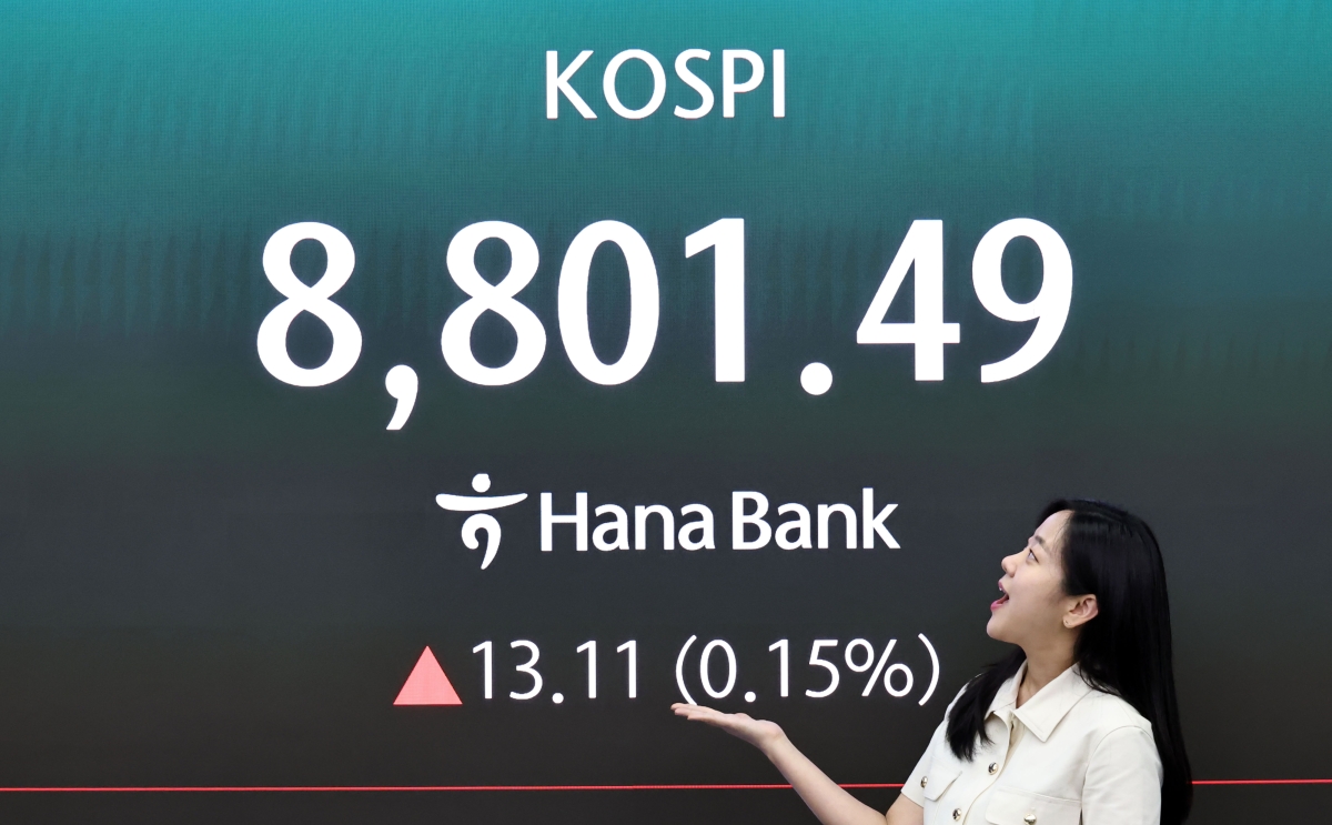 2일 서울 중구 하나은행 딜링룸 현황판에 코스피 등이 표시되고 있다.  이날 코스피는 전 거래일 대비 13.11포인트(0.15%) 오른 8,801.49에, 코스닥은 24.00포인트(2.29%) 내린 1,026.03에 장을 마감했다. 2026.6.2. 연합뉴스