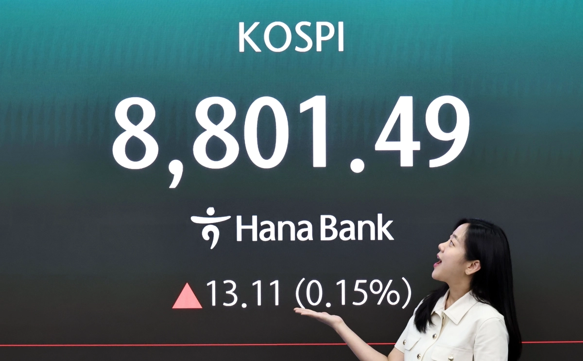 2일 서울 중구 하나은행 딜링룸 현황판에 코스피 등이 표시되고 있다.  이날 코스피는 전 거래일 대비 13.11포인트(0.15%) 오른 8,801.49에, 코스닥은 24.00포인트(2.29%) 내린 1,026.03에 장을 마감했다. 2026.6.2. 연합뉴스