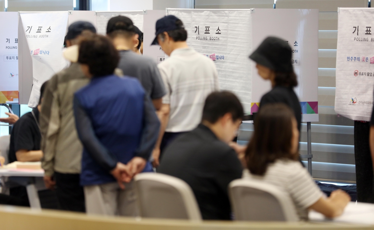 제9회 전국동시지방선거 본투표가 치러지는 3일 오전 대구 수성구 사월책문화센터 내 도서관에 설치된 투표소에서 시민들이 투표하고 있다. 2026.6.3 연합뉴스