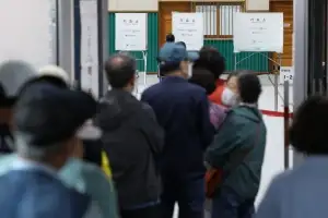 투표소 문 열리기 전부터 ‘오픈런’…오전 9시 투표율 7.4%