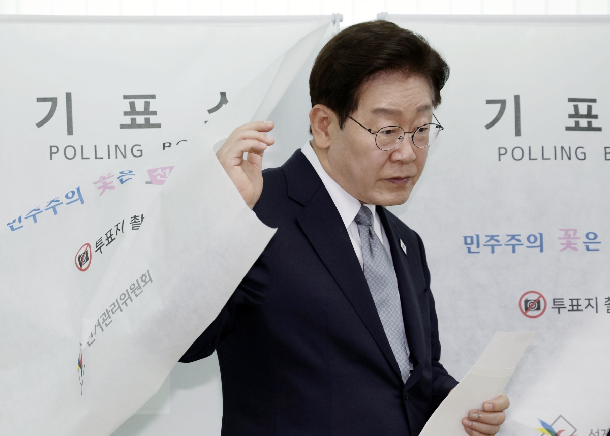 이재명 대통령이 제9회 전국동시지방선거 사전투표 첫날인 29일 서울 종로구 삼청동 주민센터에 마련된 사전투표소에서 투표를 마친 뒤 기표소에서 나오고 있다. 2026.5.29 청와대통신사진기자단