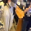 thumbnail - 女화장실에 가발 쓰고 가슴 보형물 한 ‘여장남자’… 도촬하려 6시간 들락날락