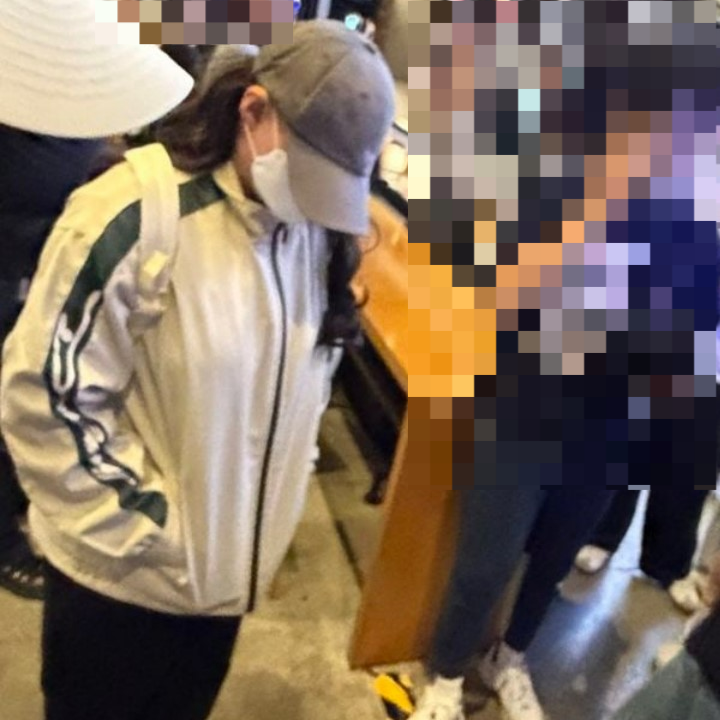 충북 청주의 한 영화관 여자화장실에서 여성의 신체를 불법 촬영한 20대 남성이 검찰에 넘겨졌다. 사진은 지난달 24일 여장을 한 남성이 해당 영화관에 있는 모습(사진 일부 모자이크 처리함). 2026.6.2 독자 제공 뉴시스