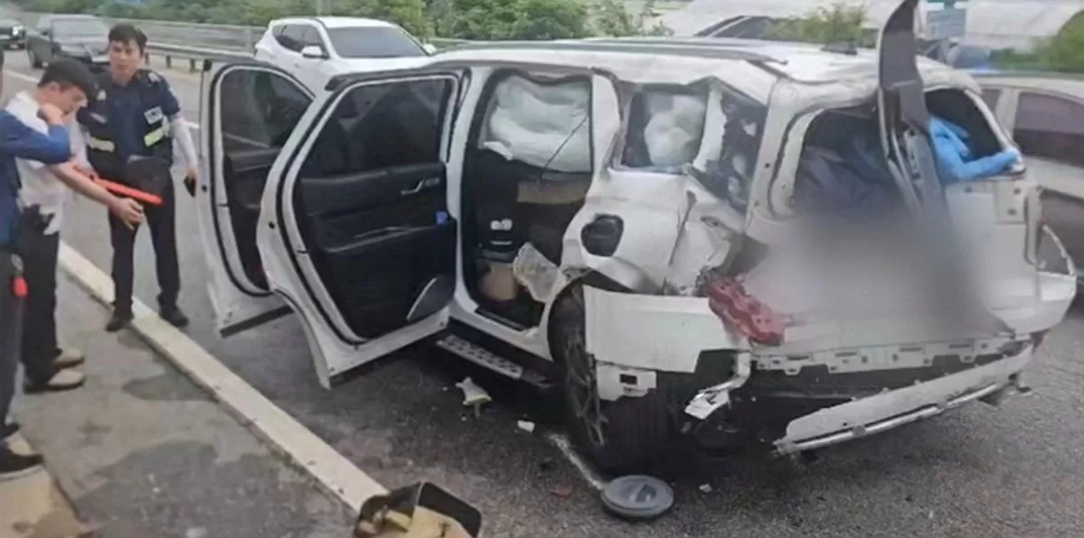 지난 2일 오후 1시 30분쯤 경북 상주 25번 국도에서 3.5t 화물차가 자전거와 이를 에스코트하던 스포츠유틸리티차량(SUV)을 잇달아 들이받았다. 이 사고로 자전거 운전자 40대 A씨가 사망하고 SUV 운전자 B씨가 중상을 입었다. 사진은 사고 현장 모습. 뉴스1
