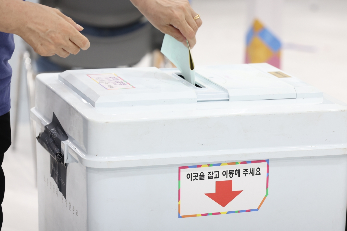 제9회 전국동시지방선거일인 3일 서울 강서구 현대태권도 체육관에 마련된 화곡제8동제5투표소에서 유권자들이 투표를 하고 있다. 2026.6.3 연합뉴스
