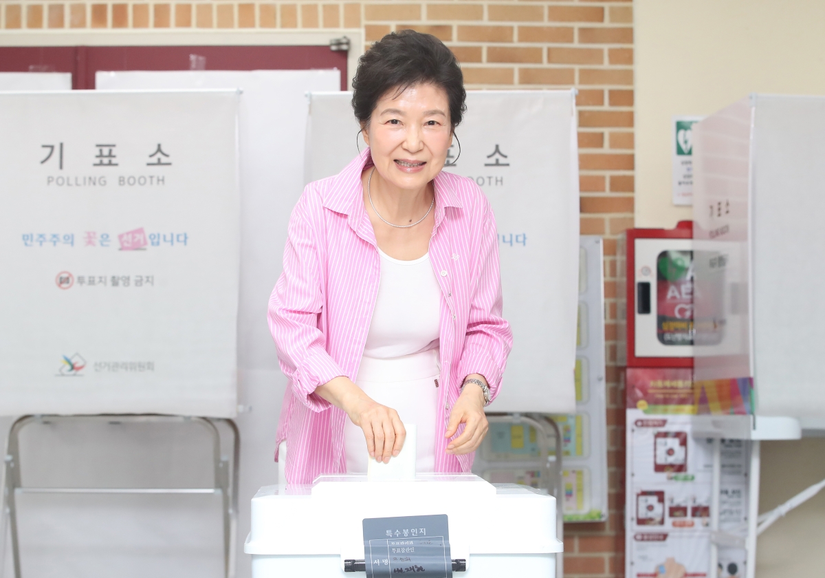 박근혜 전 대통령이 제9회 전국동시지방선거 투표일인 3일 대구 달성군 비슬초등학교에 마련된 투표소에서 한 표를 행사하고 있다. 2026.6.3 연합뉴스