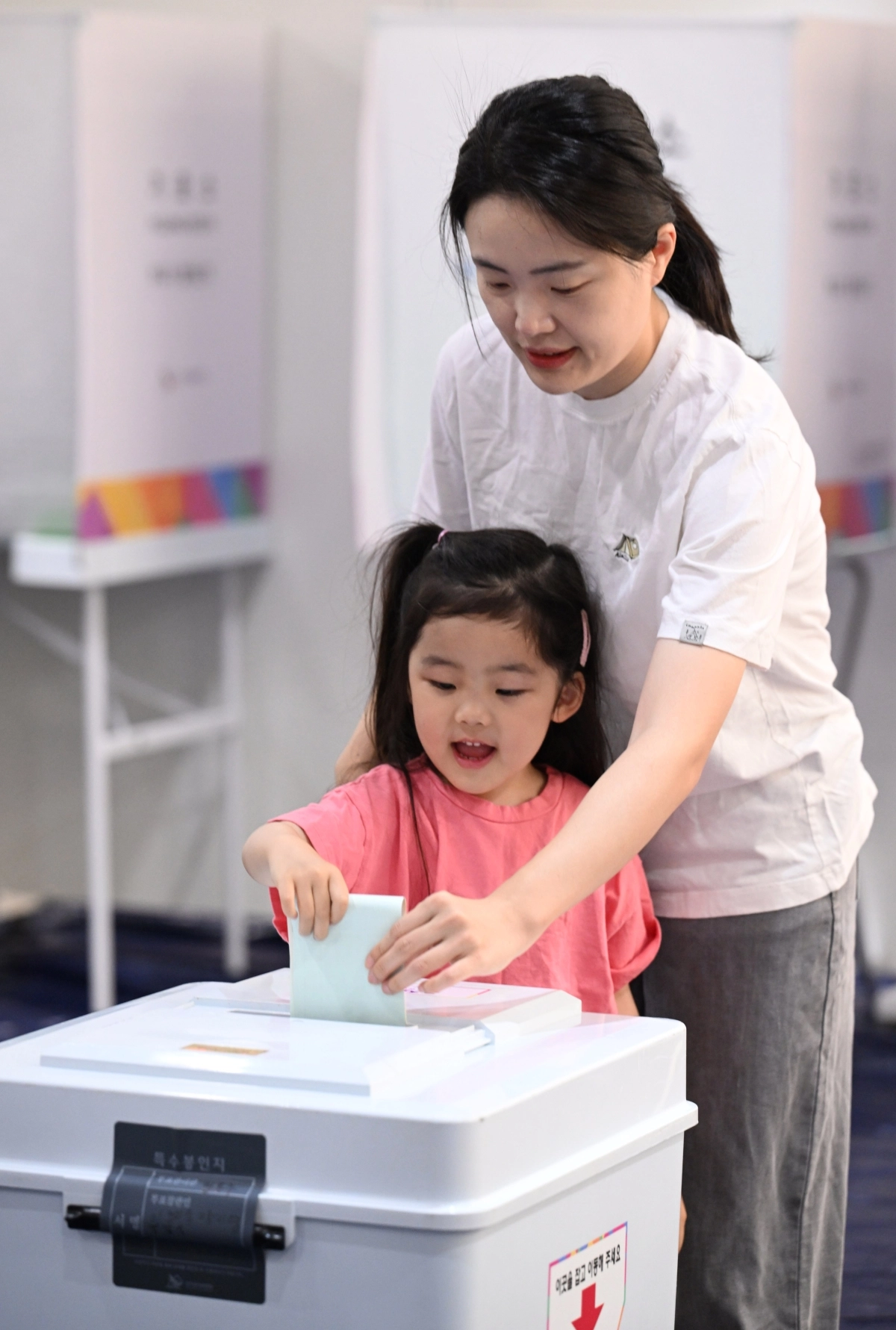 6·3 지방선거일인 3일 서울 송파구 송파책박물관에 마련된 투표소에서 한 어린이와 엄마가 투표를 하고 있다. 2026.6.3 도준석 전문기자