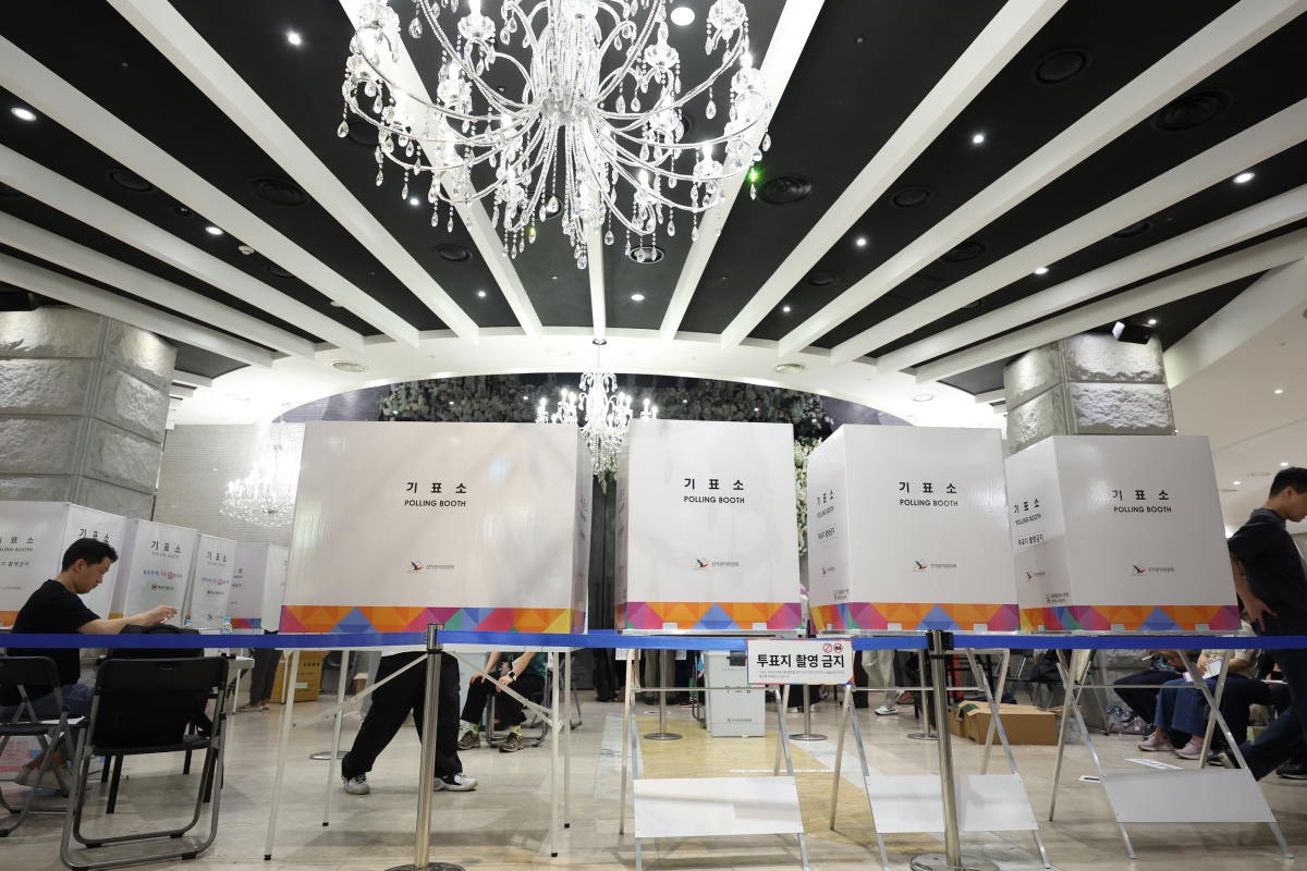 제9회 전국동시지방선거일인 3일 서울 구로구 한 웨딩홀에 마련된 구로제5동 제1투표소에서 유권자들이 투표를 하고 있다. 2026.6.3 연합뉴스