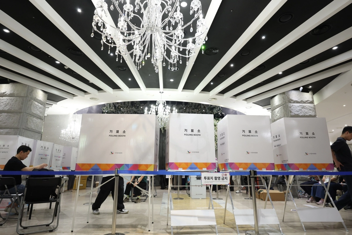 제9회 전국동시지방선거일인 3일 서울 구로구 한 웨딩홀에 마련된 구로제5동 제1투표소에서 유권자들이 투표를 하고 있다. 2026.6.3 연합뉴스