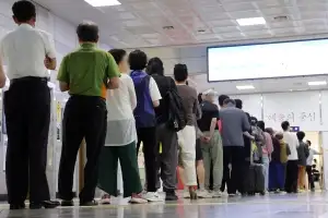 ‘격전지 부산’ 오후 1시 투표율 45.2%…지난 지선보다 8.7% 상승