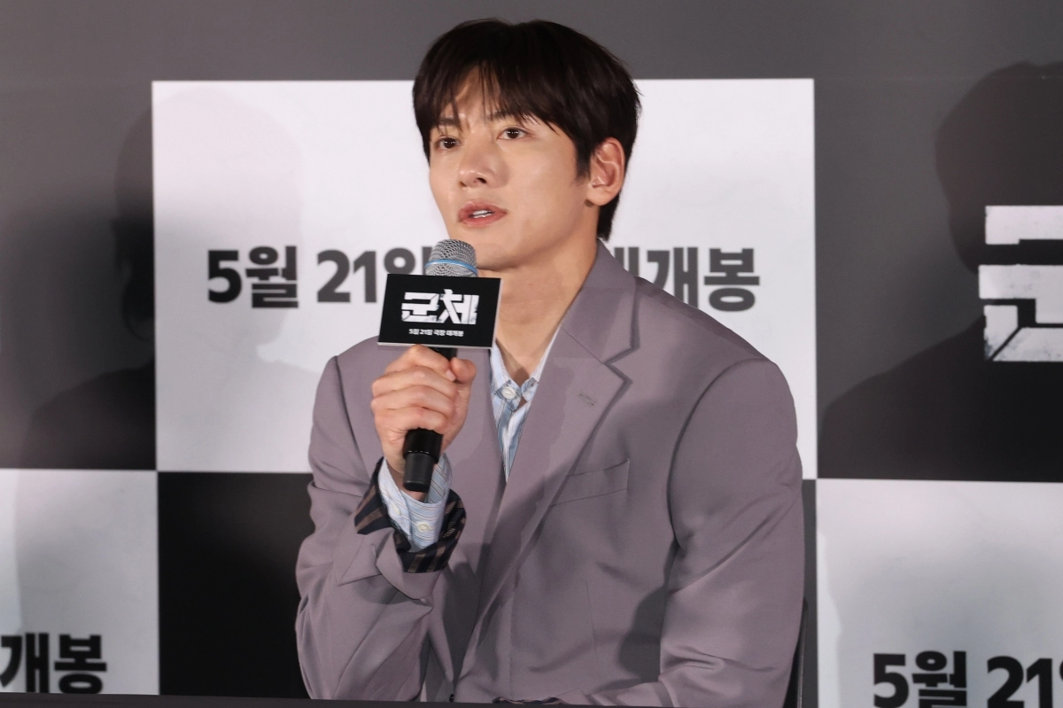 배우 지창욱이 20일 서울 용산구 CGV 용산아이파크몰에서 열린 영화 ‘군체’ 언론시사회 및 기자간담회에서 인사말을 하고 있다. 2026.5.20 연합뉴스