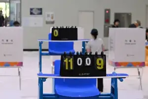배트민턴장에 설치된 투표소