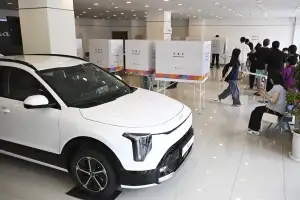 자동차 대리점에 설치된 투표소