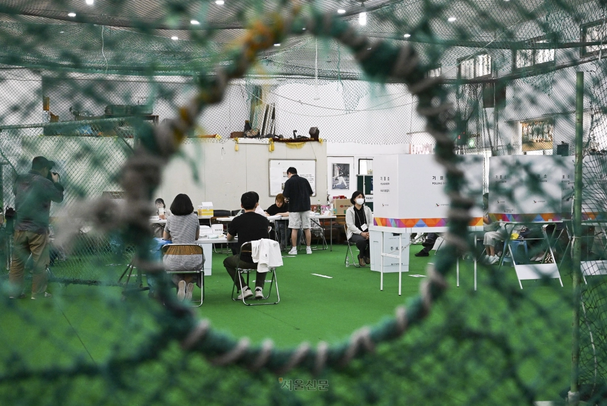 제9회 전국동시지방선거일인 3일 서울 중구 청구초등학교 야구부 실내훈련장에 마련된 청구동 제1투표소에서 유권자들이 투표하고 있다. 2026.6.3 이지훈 기자