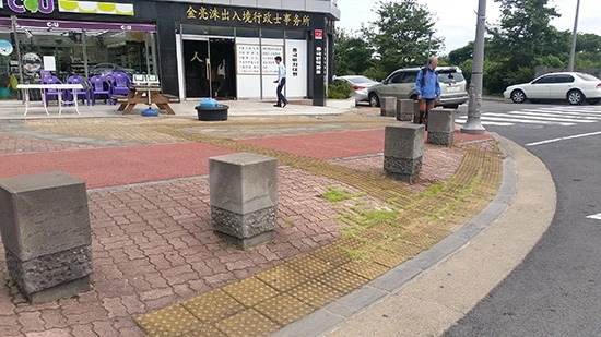 개선이 필요한 규격에 맞지 않는 화강암 볼라드. 행정안전부 제공