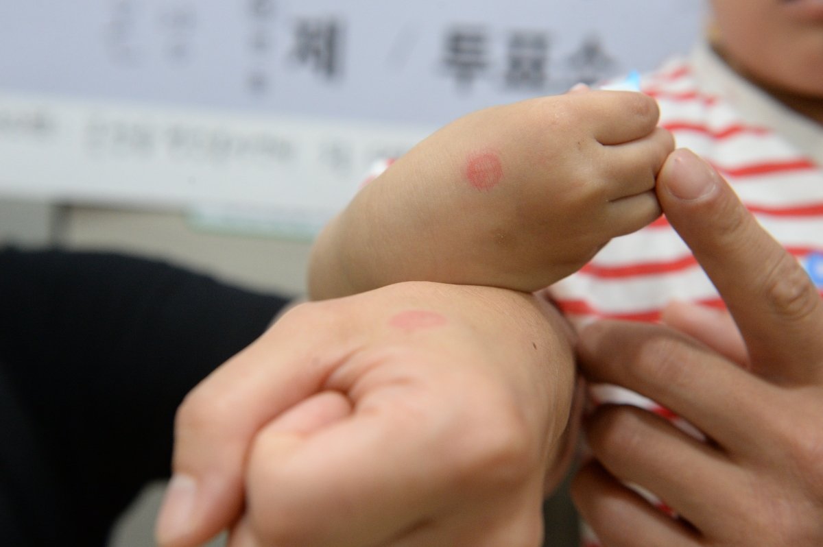 제9회 전국동시지방선거일인 3일 울산 울주군 온양읍 제1투표소에서 유권자가 자녀와 함께 투표를 하고 난 뒤 인증사진을 찍고 있다. 2026.06.03 뉴시스
