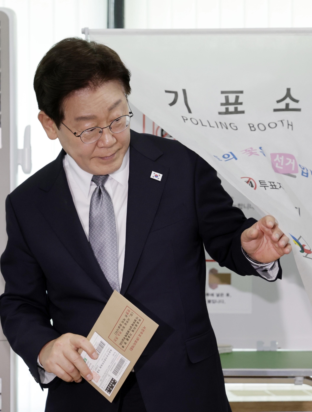 기표소 나서는 이재명 대통령