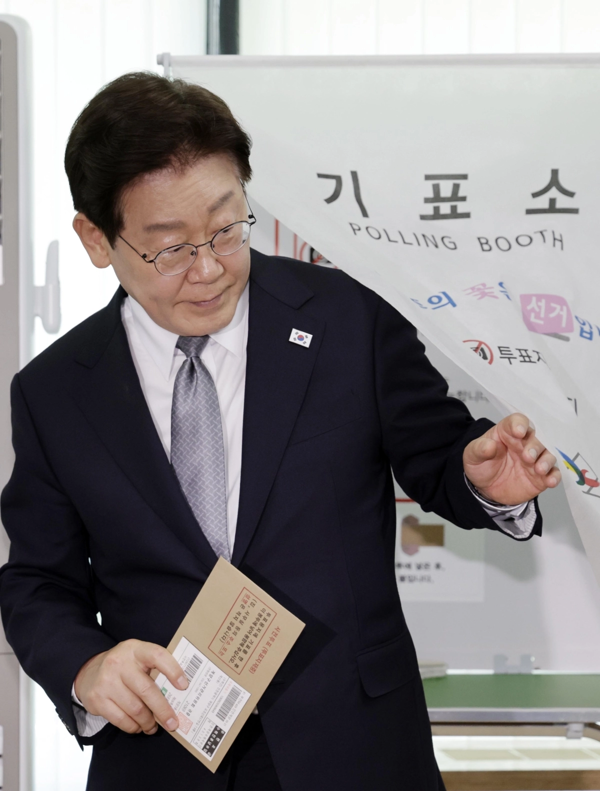기표소 나서는 이재명 대통령