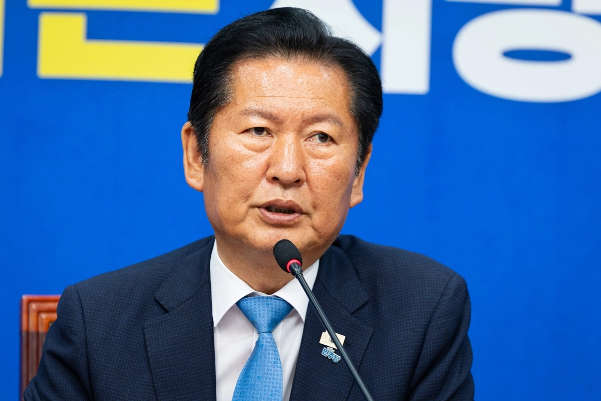 정청래 더불어민주당 대표가 전국동시지방선거 및 국회의원 재보궐 선거일인 3일 서울 여의도 국회에서 열린 중앙선거대책위원회의에서 모두 발언을 하고 있다. 2026.6.3. 뉴스1