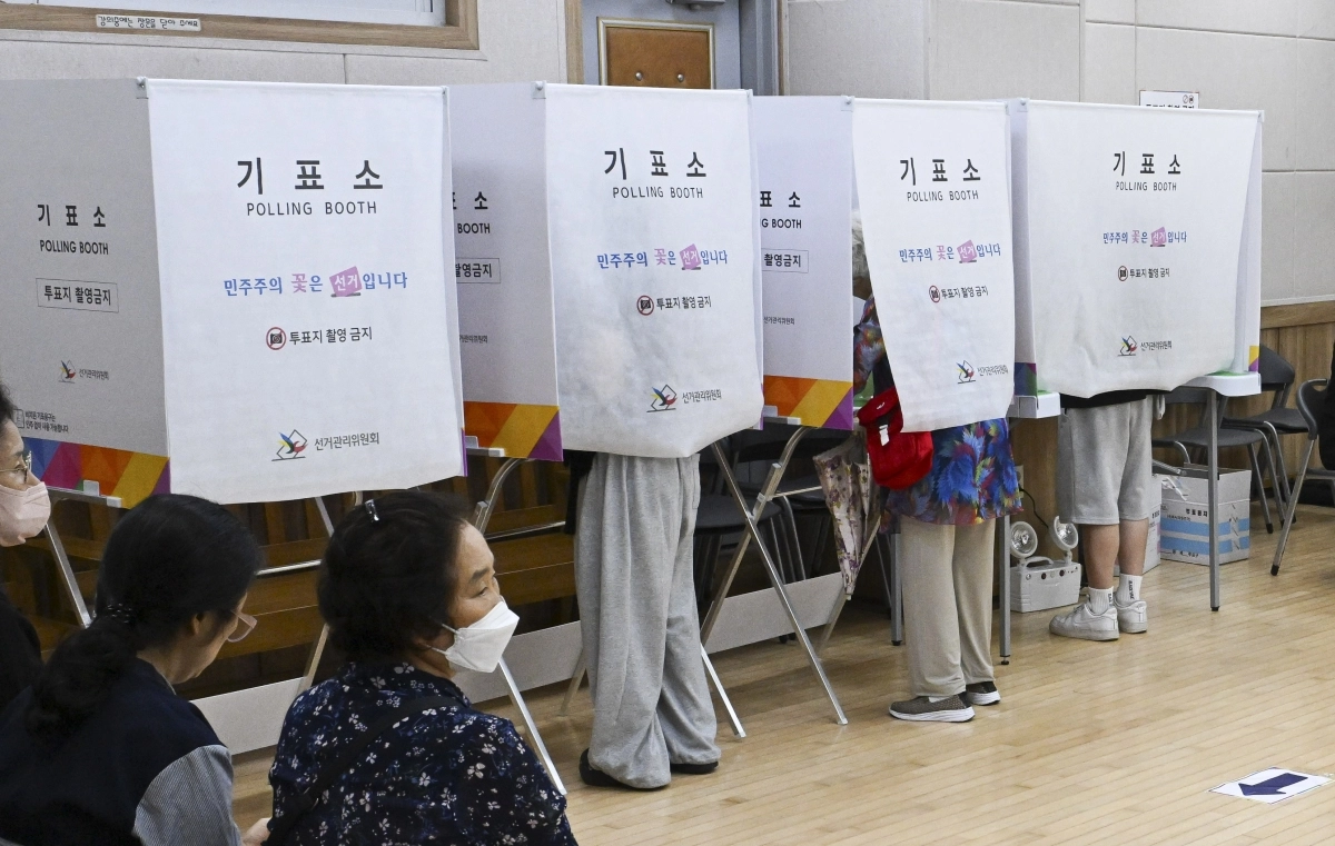 제9회 전국동시지방선거일인 3일 유권자들이 투표하고 있다. 2026.6.3 이지훈 기자