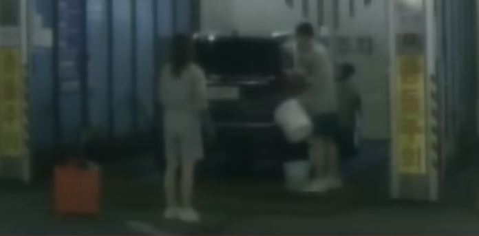 세차장에서 무단세차를 하고 있는 중년남녀. JTBC ‘사건반장’ 제보화면 캡처