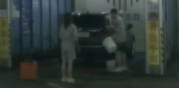 세차장에서 무단세차를 하고 있는 중년남녀. JTBC ‘사건반장’ 제보화면 캡처