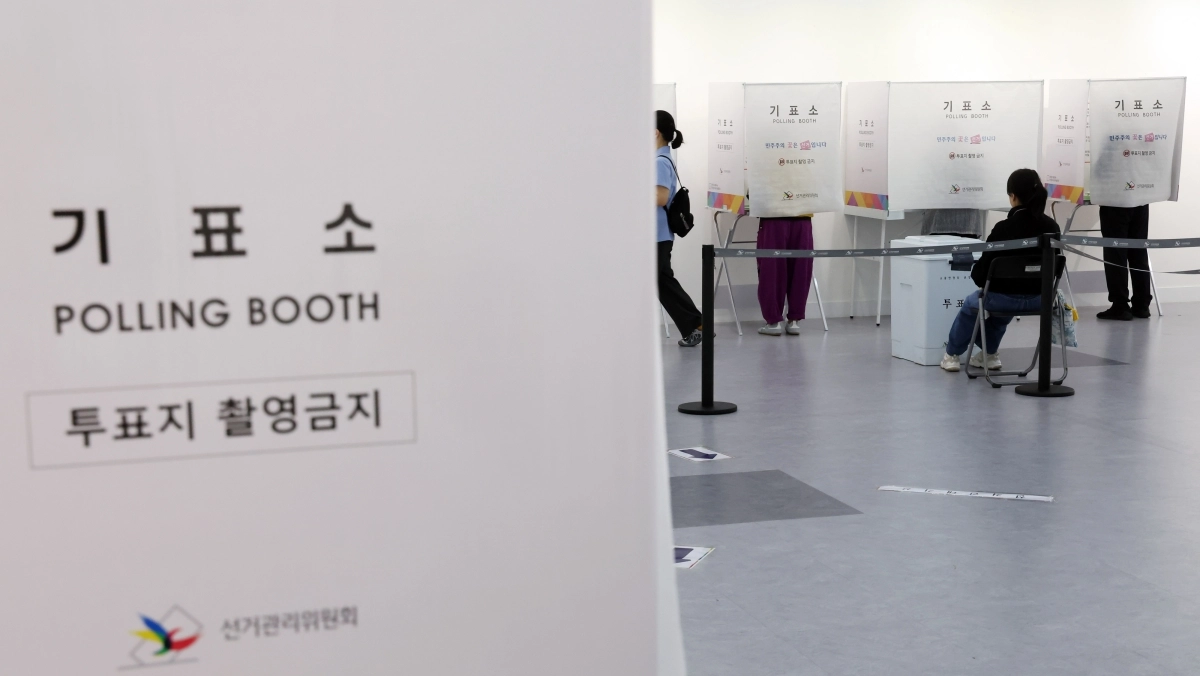 제9회 전국동시지방선거일인 3일 부산 부산진구청 백양홀에 마련된 부암1동 제4투표소를 찾은 시민들이 투표를 하고 있다. 2026.06.03 뉴시스