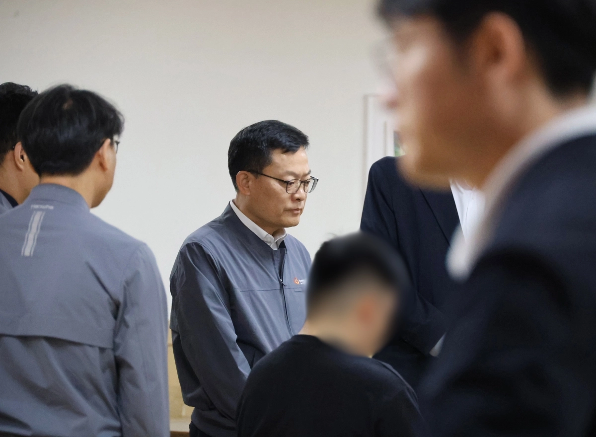 한화에어로스페이스 대전사업장 폭발 사고 사망자의 신원 확인이 완료된 3일 손재일 한화에어로스페이스 대표가 대전 유성구의 한 병원에 모인 유가족들을 만나 이야기를 나누고 있다. 대전 연합뉴스