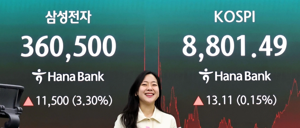 지난 2일 서울 중구 하나은행 딜링룸 현황판에 코스피 등이 표시되고 있다. 연합뉴스