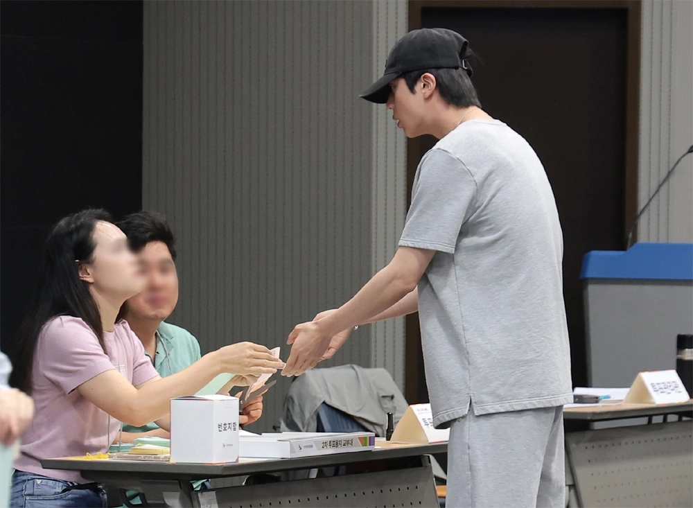 방탄소년단(BTS) 진이 제9회 전국동시지방선거 및 국회의원 재·보궐선거일인 3일 서울 용산구 중부기술교육원에 마련된 한남동 제3투표소로 찾아 소중한 한 표를 행사했다. 뉴스1