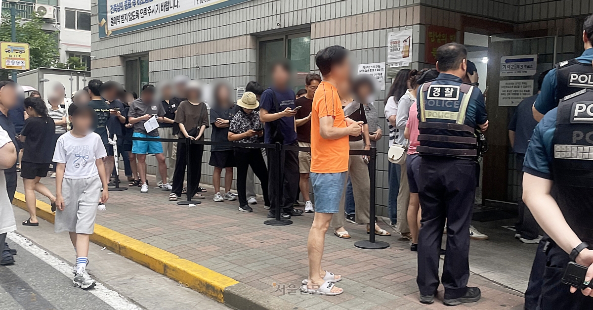 제9회 전국동시지방선거일인 3일 투표용지 부족 신고가 빗발치고 있는 가운데 서울 송파구 한 투표소에 유권자들이 투표를 위해 줄을 서고 있다. 2026.6.3 독자 제공