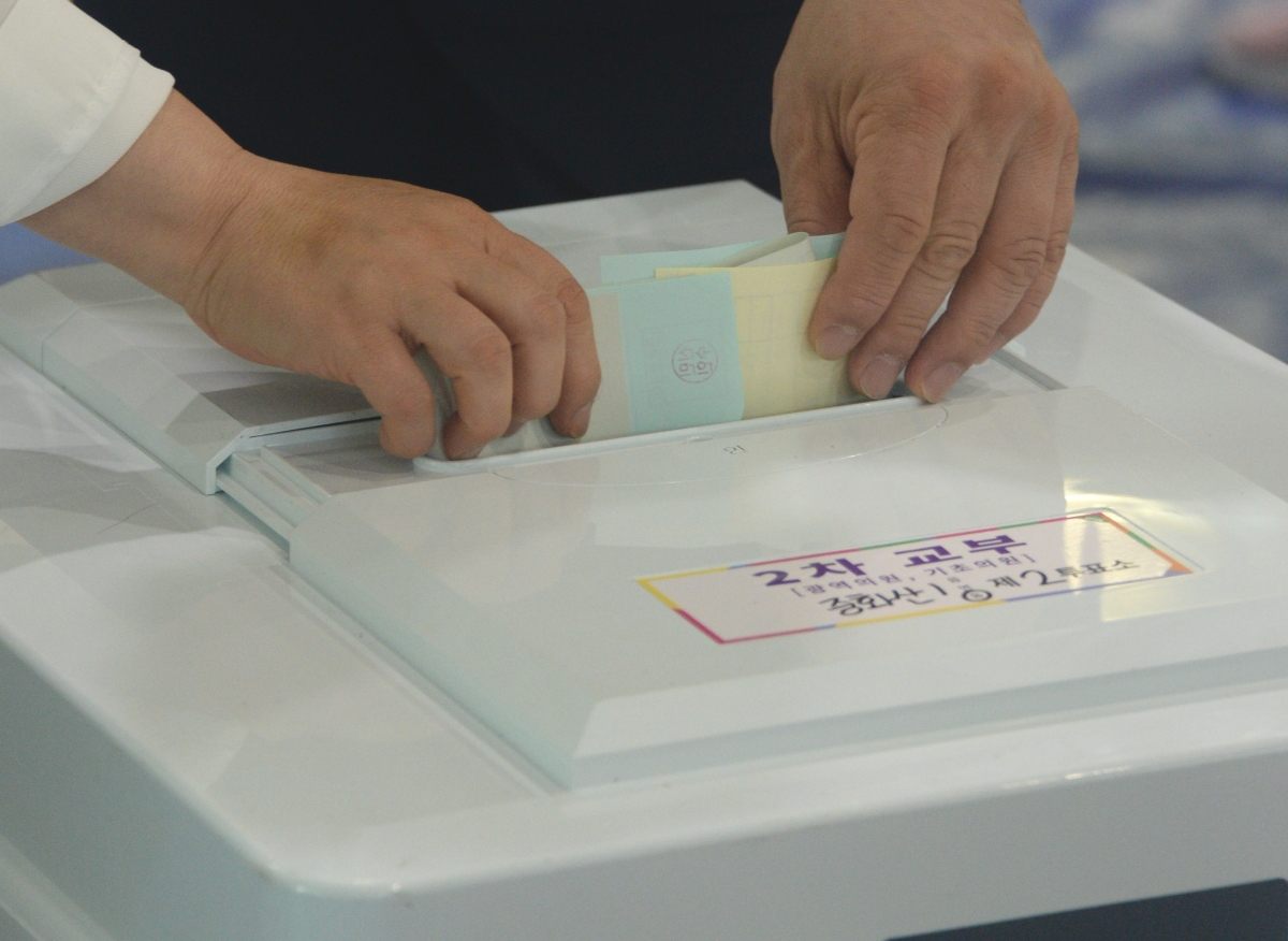 제9회 전국동시지방선거일인 3일 전북 전주시 완산구 중화산동 신흥중학교 체육관에 마련된 중화산1동 제2투표소에서 유권자들이 투표하고 있다. 2026.06.03. 뉴시스