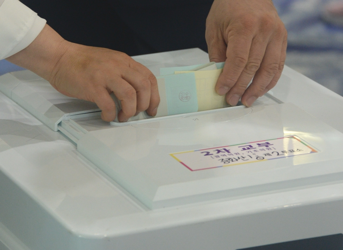 제9회 전국동시지방선거일인 3일 전북 전주시 완산구 중화산동 신흥중학교 체육관에 마련된 중화산1동 제2투표소에서 유권자들이 투표하고 있다. 2026.06.03. 뉴시스