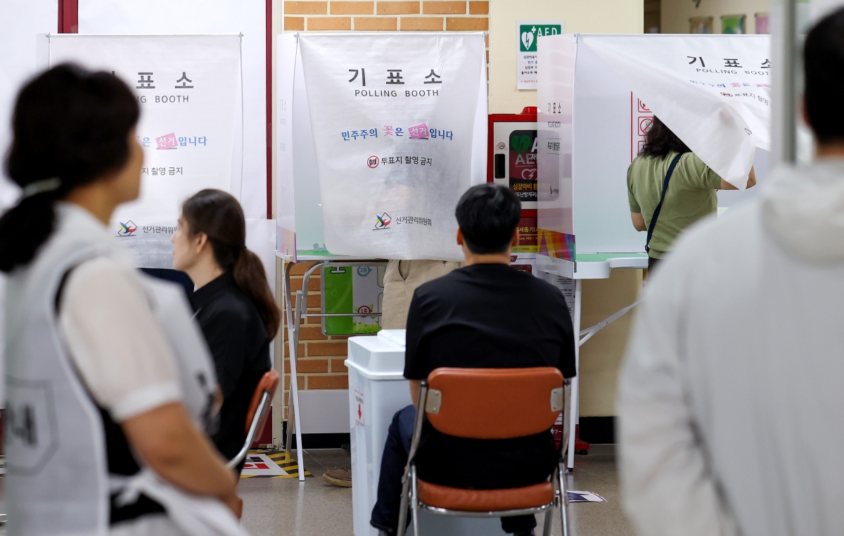 제9회 전국동시지방선거일인 3일 오전 대구 달성군 비슬초등학교에 마련된 유가읍 제3투표소에서 유권자들이 투표를 하고 있다. 2026.06.03. 뉴시스