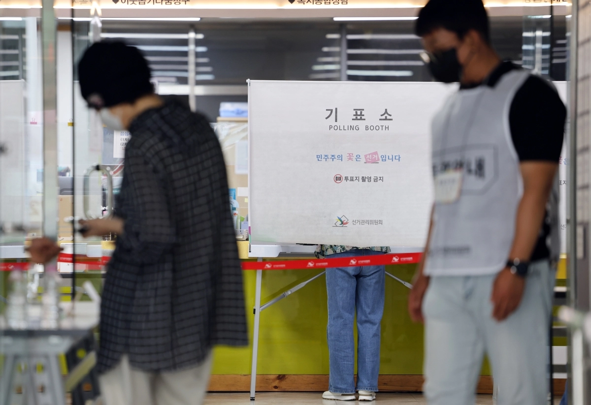 제9회 전국동시지방선거일인 3일 전북 전주시 완산구 중화산2동 주민센터에 마련된 투표소에서 한 유권자가 선거사무원의 안내를 듣고 있다. 2026.6.3. 연합뉴스