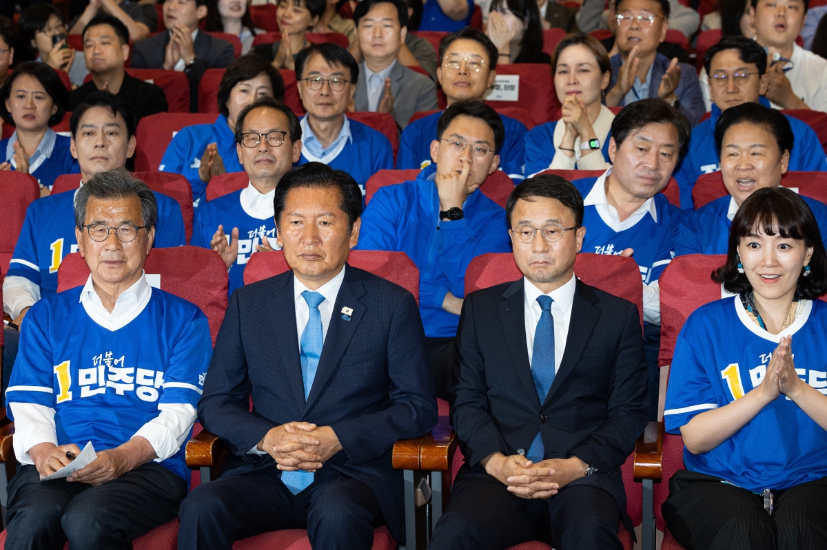차분하게 출구조사 결과 지켜보는 민주당 지도부