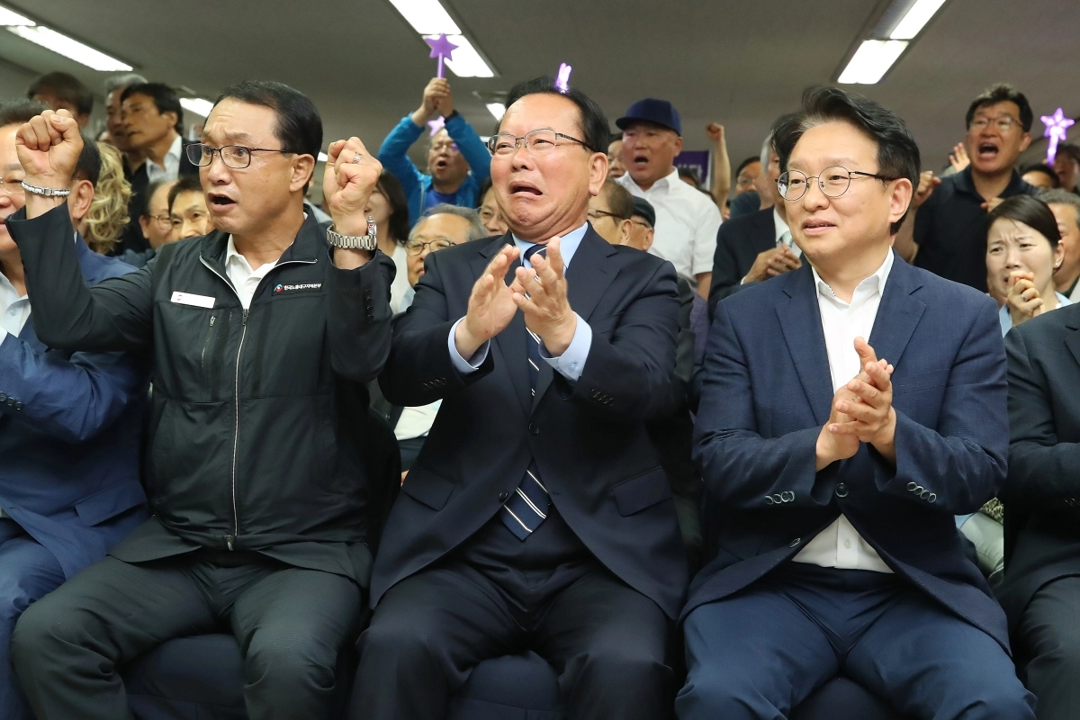 출구조사 결과 지켜보는 김부겸