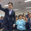 출구조사에 갈린 희비…김경수 캠프 환호, 박완수 캠프 침통