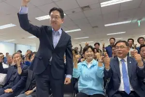 출구조사에 갈린 희비…김경수 캠프 환호, 박완수 캠프 침통