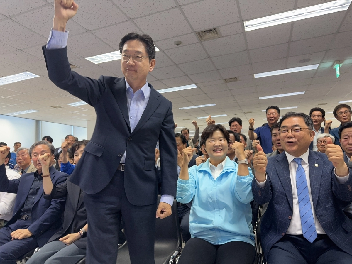 더불어민주당 김경수 경남지사 후보가 3일 지방선거 투표 종료 후 방송 3차 출구조사에서 54.3%를 예상득표해 박완수 국민의힘 후보를 앞선다는 결과가 나오자 자리에서 일어나 주먹 쥔 오른손을 크게 들어 올리며 인사를 하고 있다. 2026.6.3. 연합뉴스