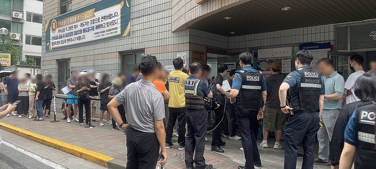 투표용지 부족 신고가 빗발치고 있는 가운데 서울 송파구 한 투표소에 경찰이 출동, 유권자들이 투표를 위해 줄을 서고 있다. 2026.6.3 독자 제공
