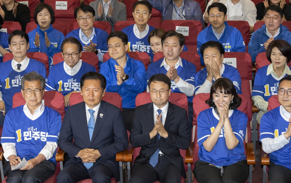 정청래 더불어민주당 대표(앞줄 왼쪽 두 번째)와 한병도 원내대표(앞줄 왼쪽 세 번째), 이시종 공동상임선대위원장(왼쪽 첫 번째)을 비롯한 민주당 의원과 관계자들이 3일 국회 의원회관에 마련된 6·3 지방선거·국회의원 재·보궐선거 개표상황실에서 출구조사 결과를 지켜보고 있다. 2026.6.3 연합뉴스