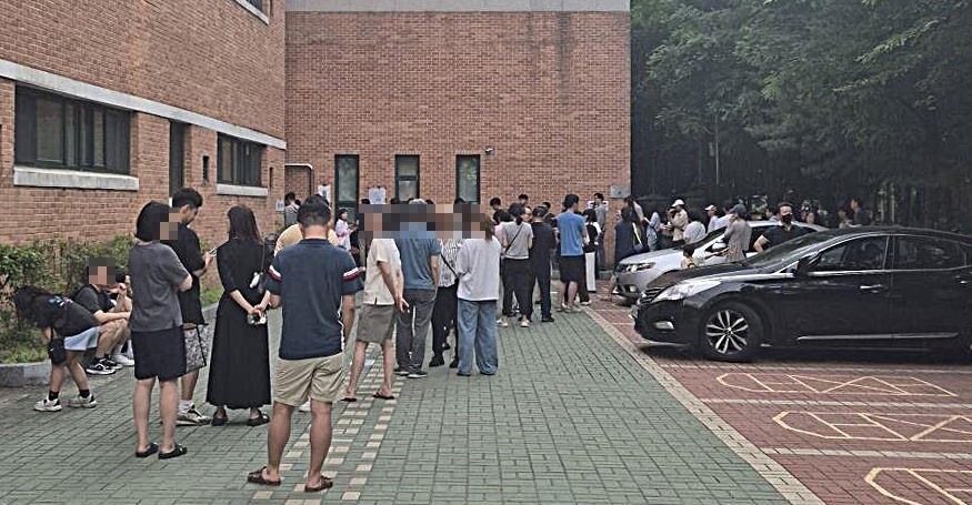 투표용지 부족 신고가 빗발친 서울 송파구의 한 투표소에서 유권자들이 줄을 서고 있다. 2026. 6. 3 독자제공