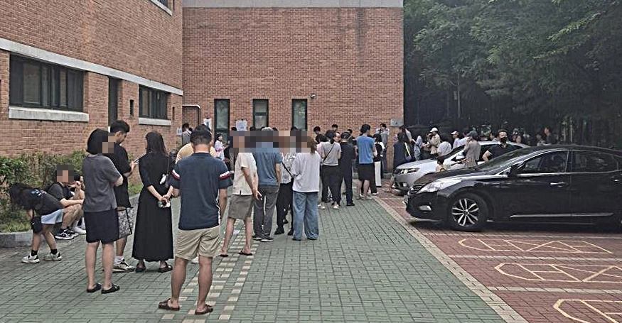 투표용지 부족 신고가 빗발친 서울 송파구의 한 투표소에서 유권자들이 줄을 서고 있다. 2026. 6. 3 독자제공