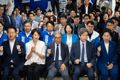 정원오 더불어민주당 서울시장 후보 캠프 관계자들이 3일 서울 중구 소공동 태평빌딩의 캠프 상황실에서  방송사 출구조사 결과를 시청하며 환호하고 있다. 앞줄 왼쪽부터 김영호·고민정 의원, 이재정 후원회장, 이인영·남인순 의원.  연합뉴스